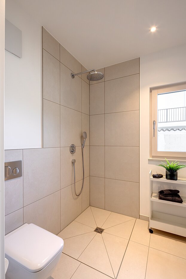 Terrassenwohnung s 2 Izby | München-Harlaching | 70372 | Begehbare Dusche