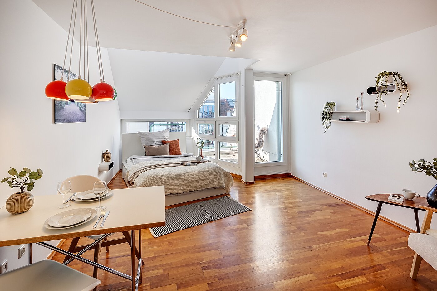 Ravna stran s spletno stranjo . 1 Soba | München-Maxvorstadt | 70165 | Gemütlicher Wohn-/Essbereich