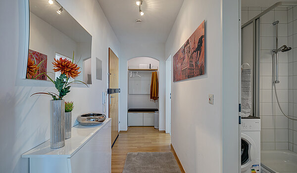 Ravna stran s spletno stranjo . 2 Sobe | München-Moosach | 70407 | Eingangsbereich