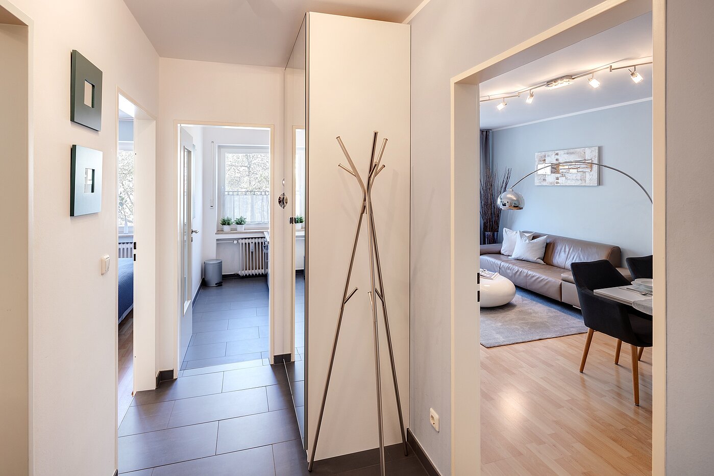 Плосък с 2 Стаи | München-Schwabing | 70013 | ...und Richtung Wohnzimmer, Schlafzimmer und Küche