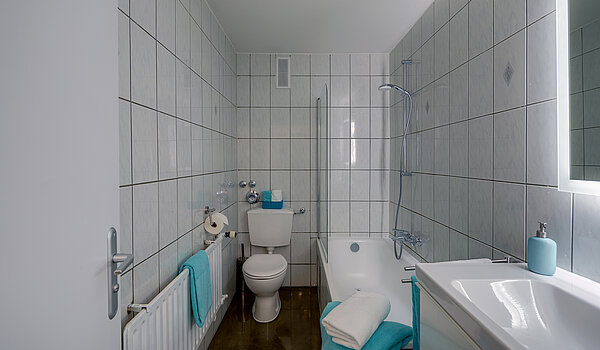 Ravna stran s spletno stranjo . 1 Soba | München-Obergiesing | 70420 | Badezimmer