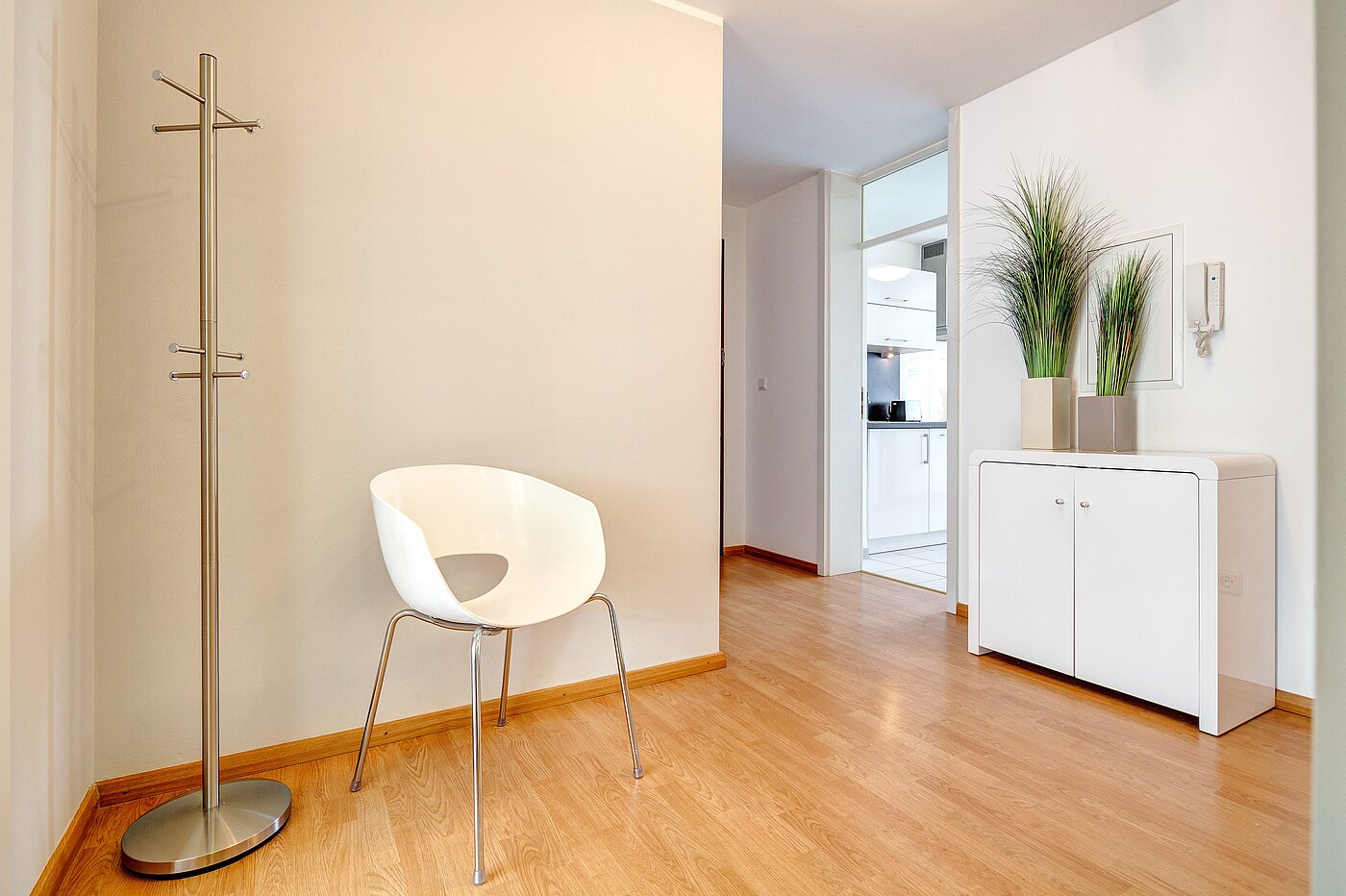 Ravna stran s spletno stranjo . 2 Sobe | München-Schwabing | 70102 | ...mit Platz für einen Garderobenschrank