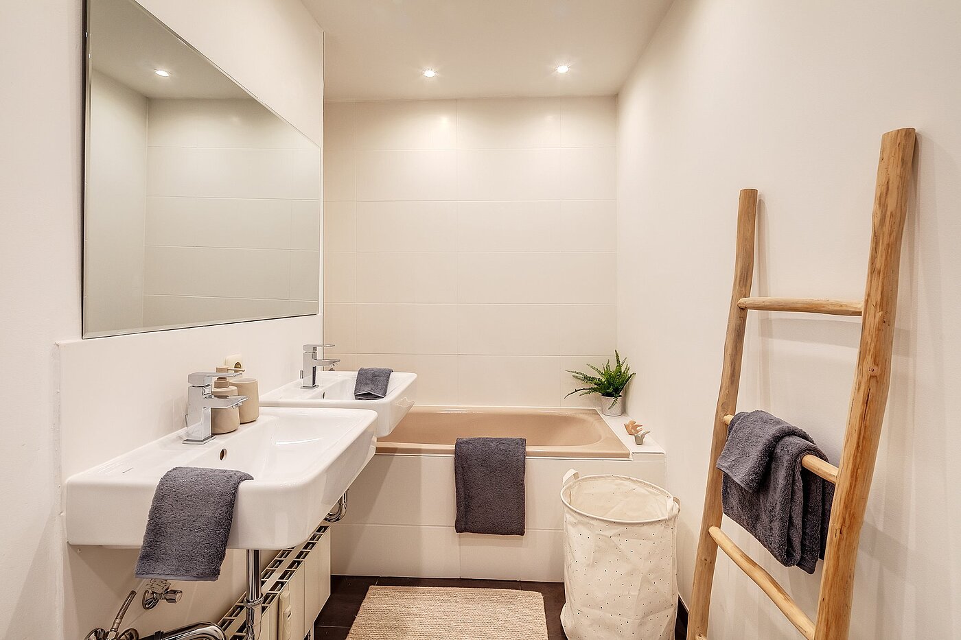 Stanovanje v pritličju s spletno stranjo . 4.5 Sobe | München-Perlach | 2003ML6 | Bad mit Doppelwaschbecken