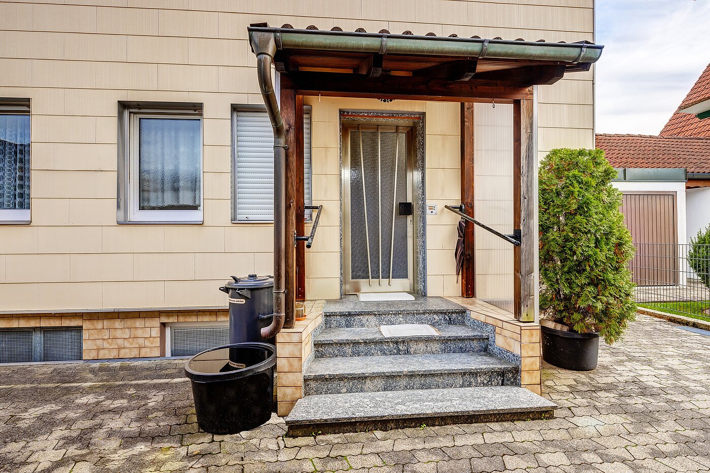 Rodinný dům s 6 Pokoje | Unterschleißheim | 2209ML7 | Hauseingang