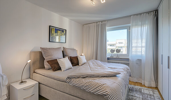 Ravna stran s spletno stranjo . 2 Sobe | München-Moosach | 70407 | Schlafzimmer