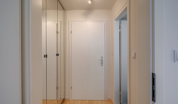 Ravna stran s spletno stranjo . 1 Soba | München-Obergiesing | 70420 | Flur