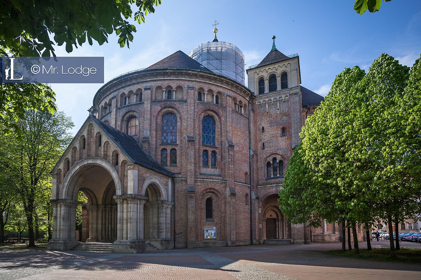 Ravna stran s spletno stranjo . 2 Sobe | München-Schwanthalerhöhe | 1702ML2 | Sankt Ruppert Kirche
