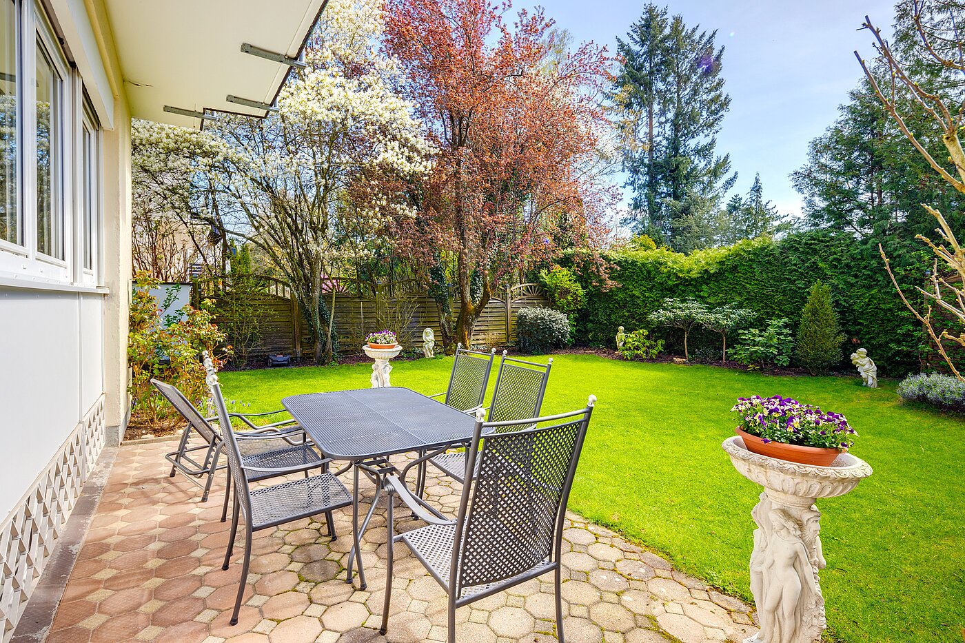 Dom w zabudowie bliźniaczej z 4 Pokoje | München-Solln | 70120 | Sonnige Süd-Terrasse