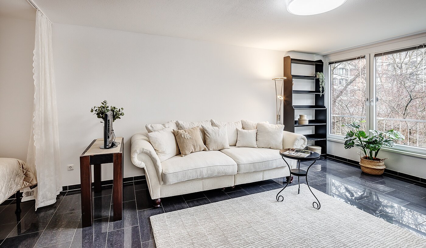 Ravna stran s spletno stranjo . 1.5 Sobe | München-Au | 2112ML2 | ...mit großer Fensterfront...