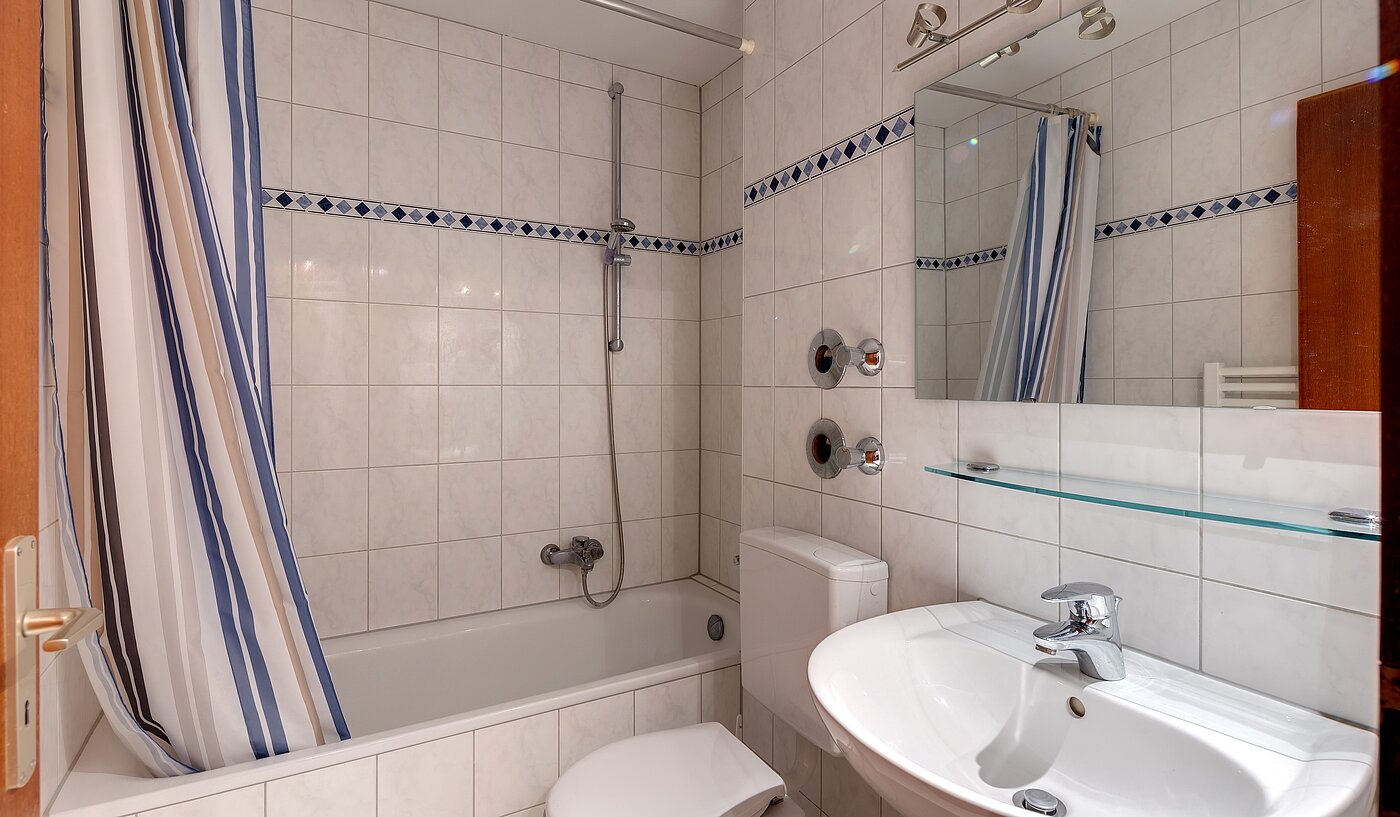 apartamento em prédio com 1 Quartos | Ottobrunn | 2301ML1 | Gepflegtes Wannenbad deckenhoch gefliest