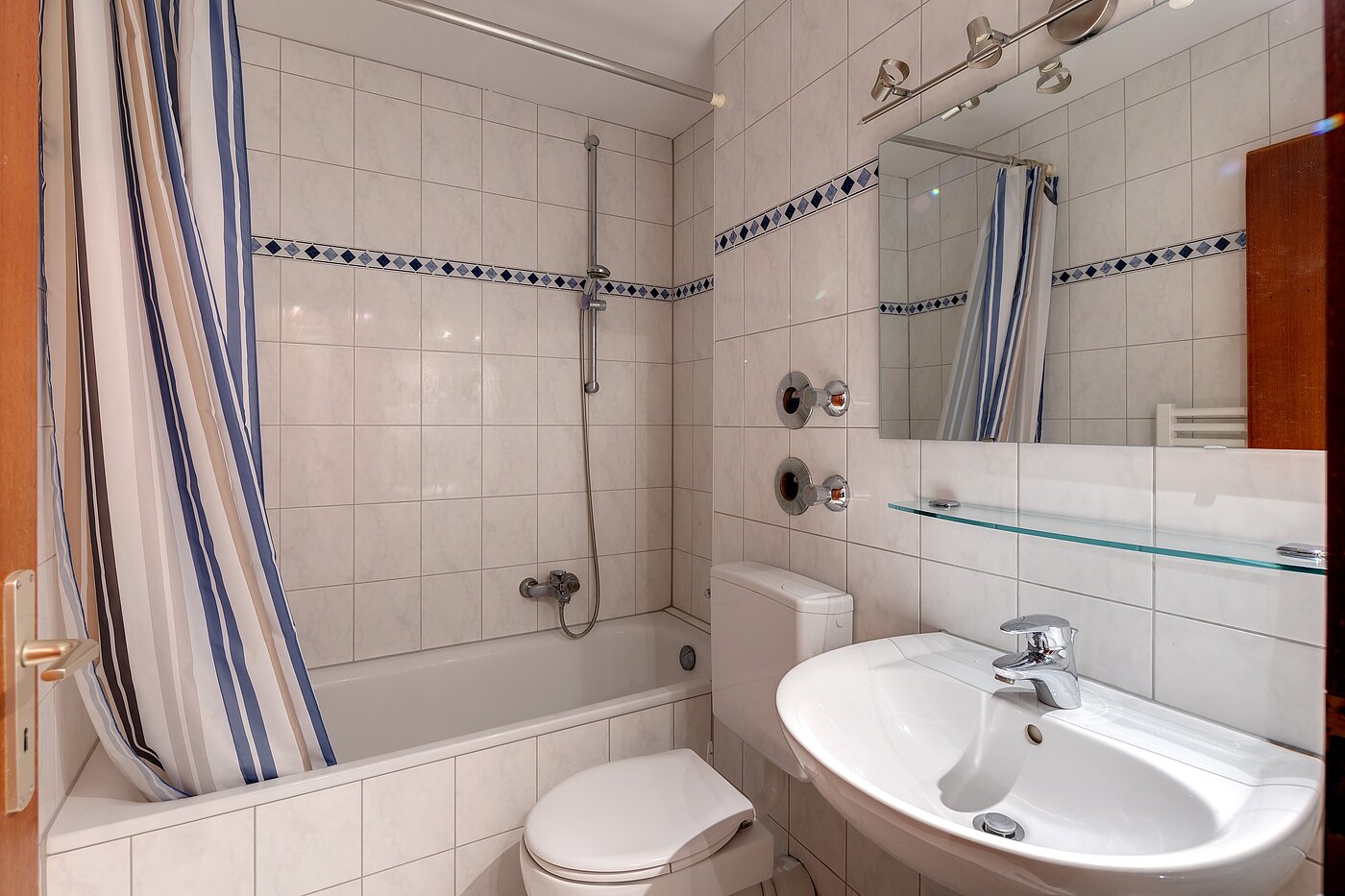 Ploché s 1 Izba | Ottobrunn | 2301ML1 | Gepflegtes Wannenbad deckenhoch gefliest