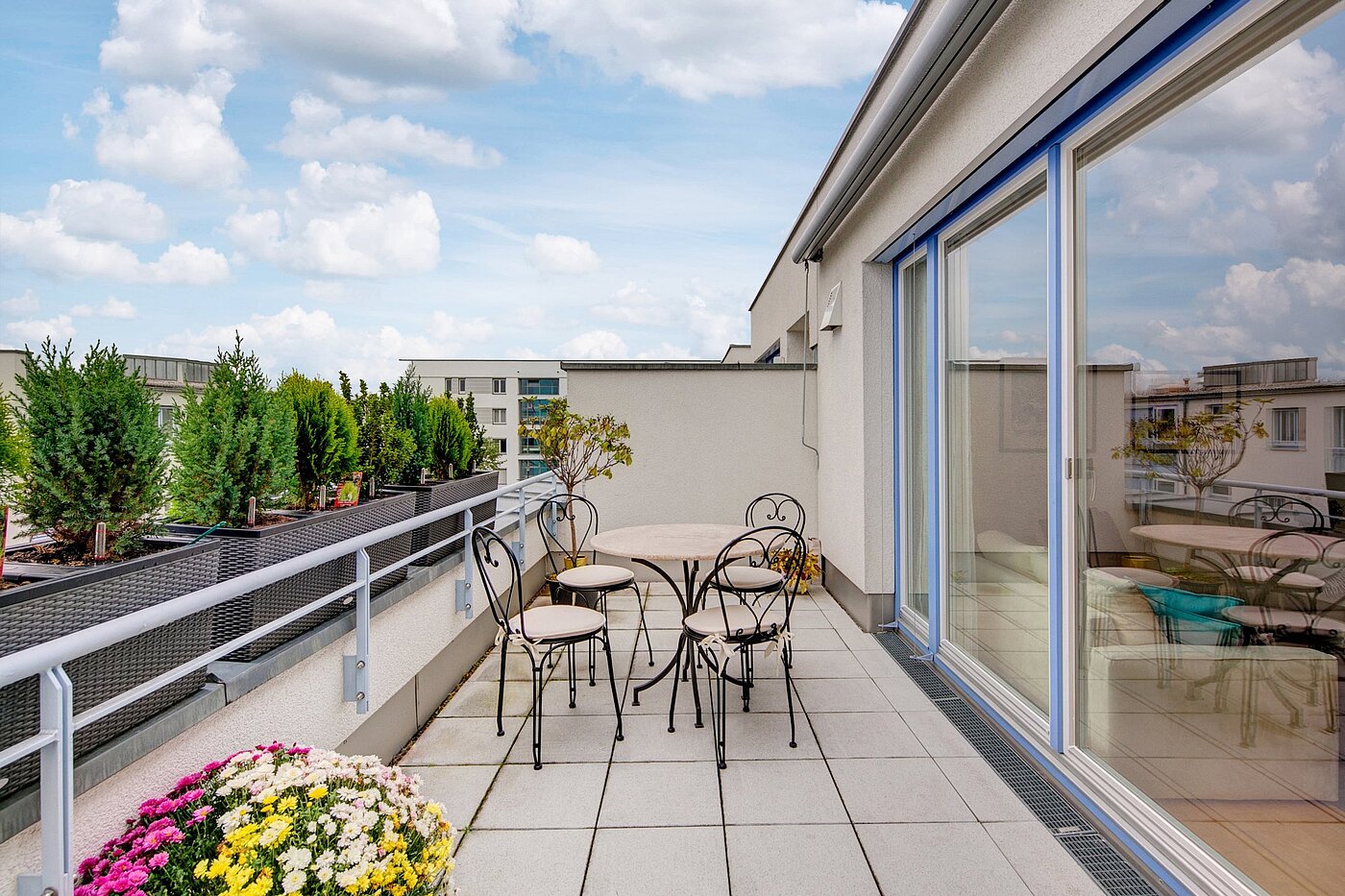 Ravna stran s spletno stranjo . 3 Sobe | München-Riem | 1906ML3 | ...zur großen süd-Terrasse.