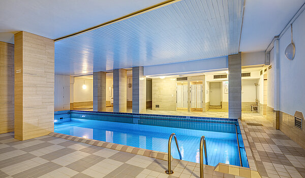 Stanovanje v pritličju s spletno stranjo . 2 Sobe | München-Schwabing | 70394 | Schwimmbad