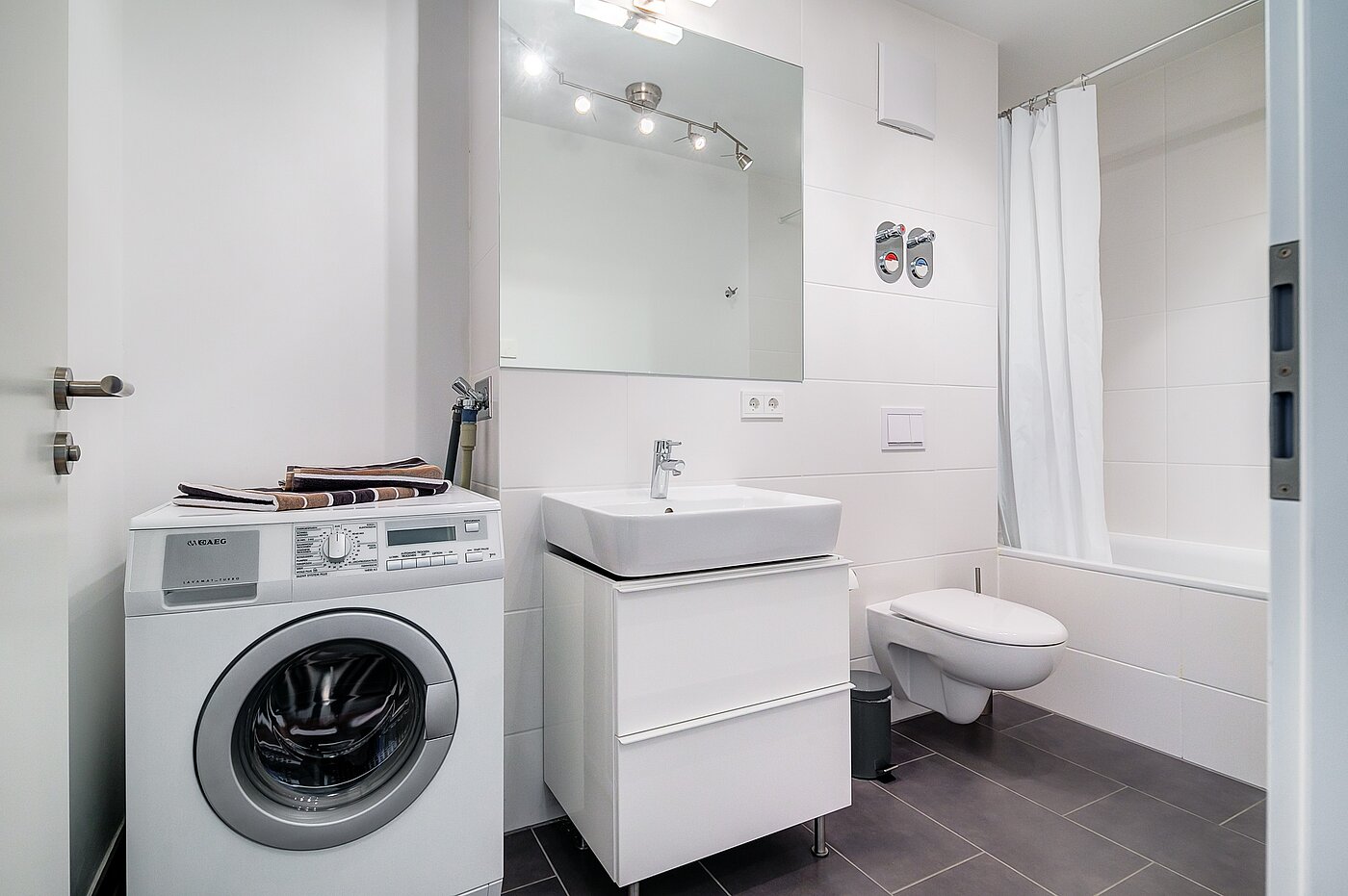 Плоский з 3 Кімнати | München-Moosach | 70164 | Badezimmer mit Waschmaschinenanschluss..