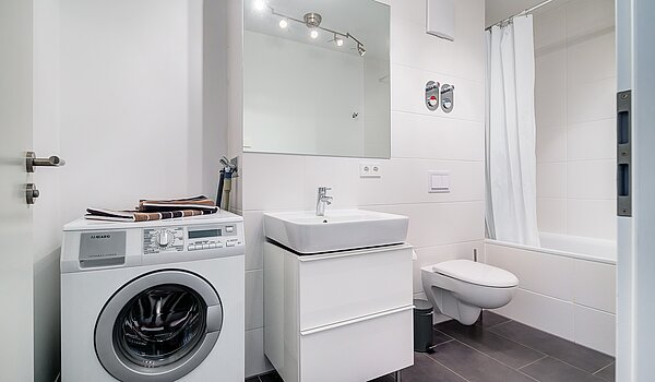 Lapos a  címen 3 Szobák | München-Moosach | 70164 | Badezimmer mit Waschmaschinenanschluss..