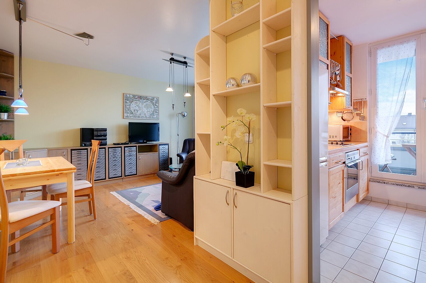 플랫 와 함께 2 객실 | München-Sendling-Westpark | 2102ML6 | Blick Wohnen und Küche