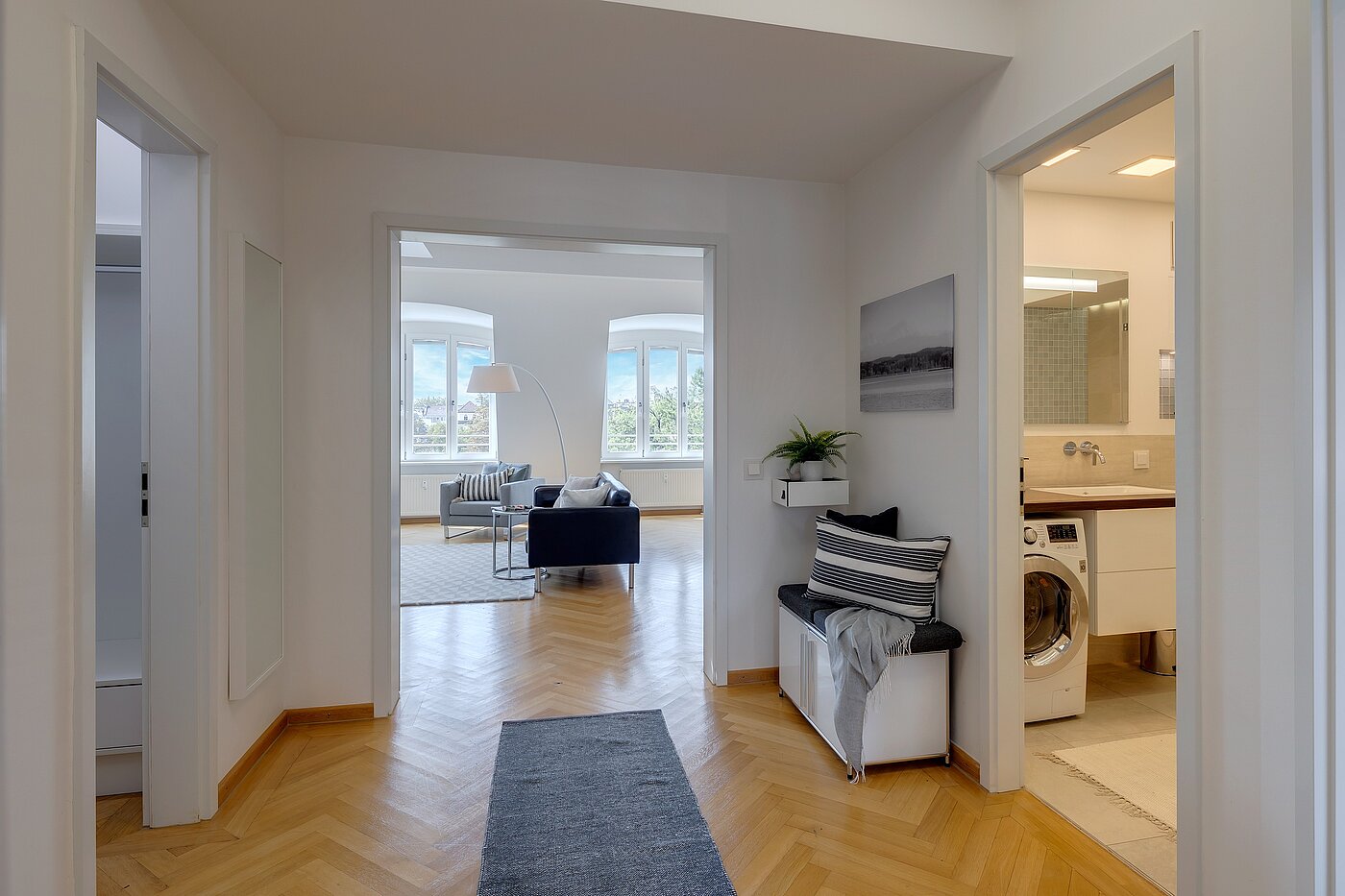 Flad med 2 Værelser | München-Schwabing | 2208ML2 | Blick zum Wohnzimmer