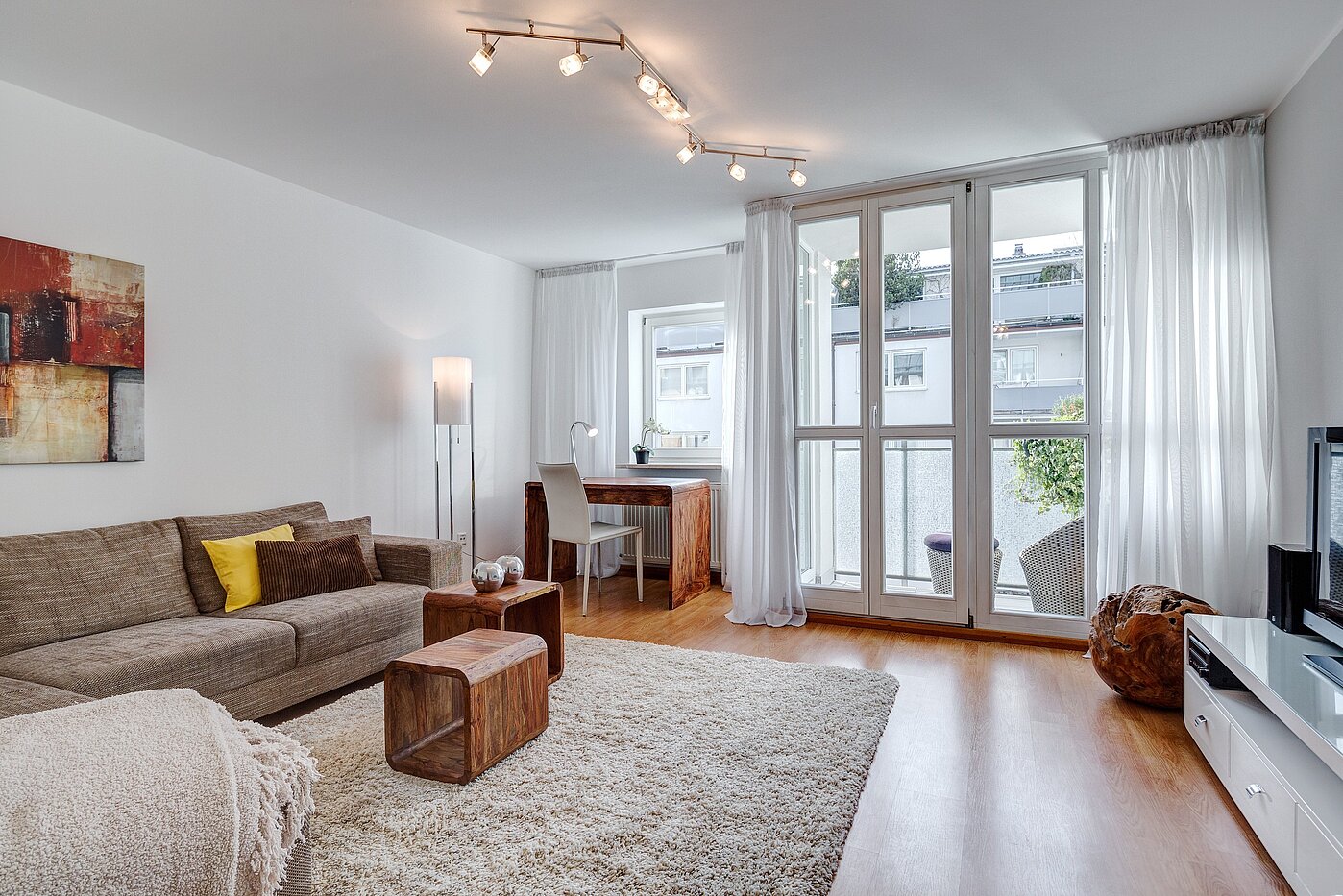 Ravna stran s spletno stranjo . 2 Sobe | München-Schwabing | 70102