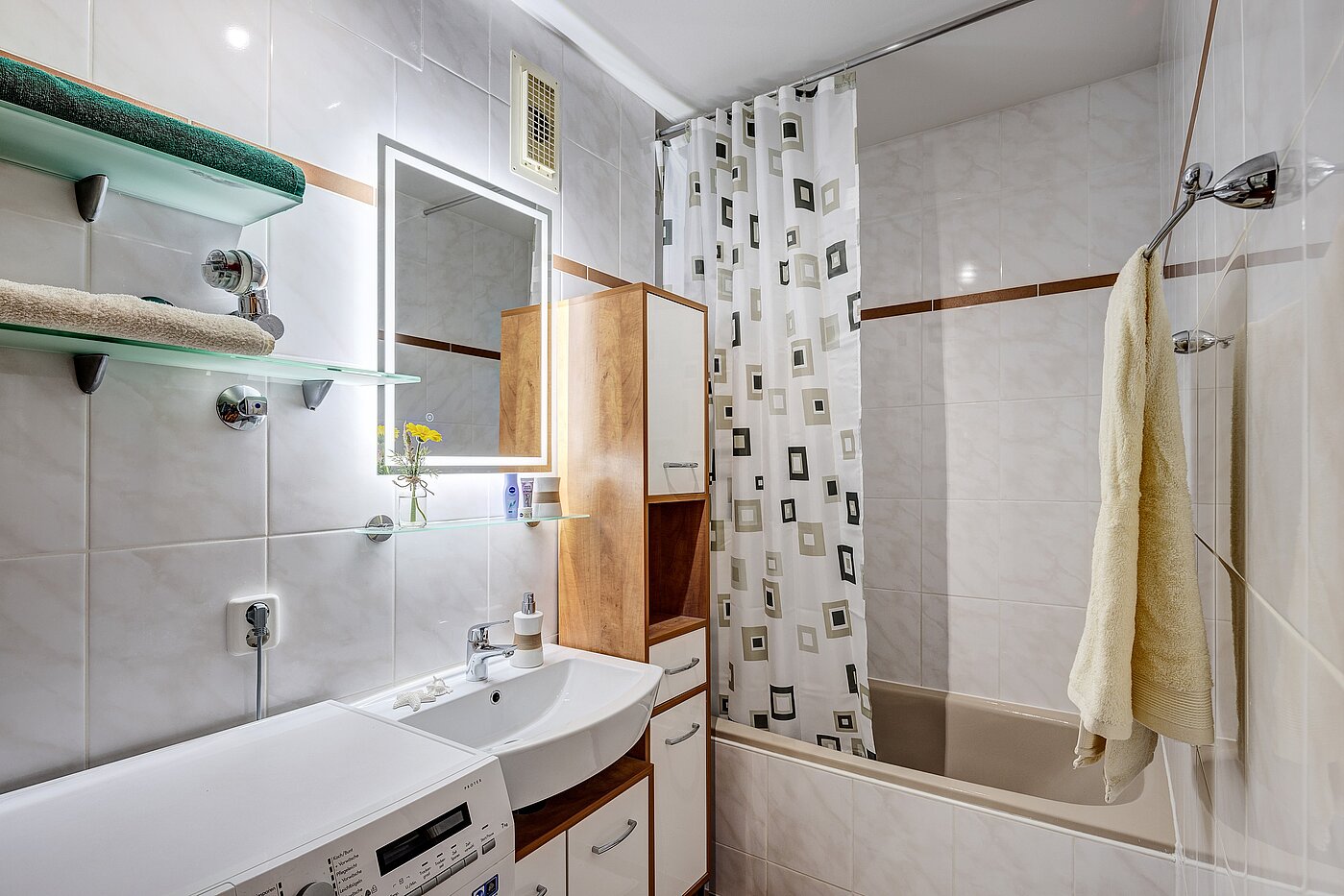 Lapos a  címen 1 Szoba | München-Bogenhausen | 70070 | Badezimmer mit Wanne