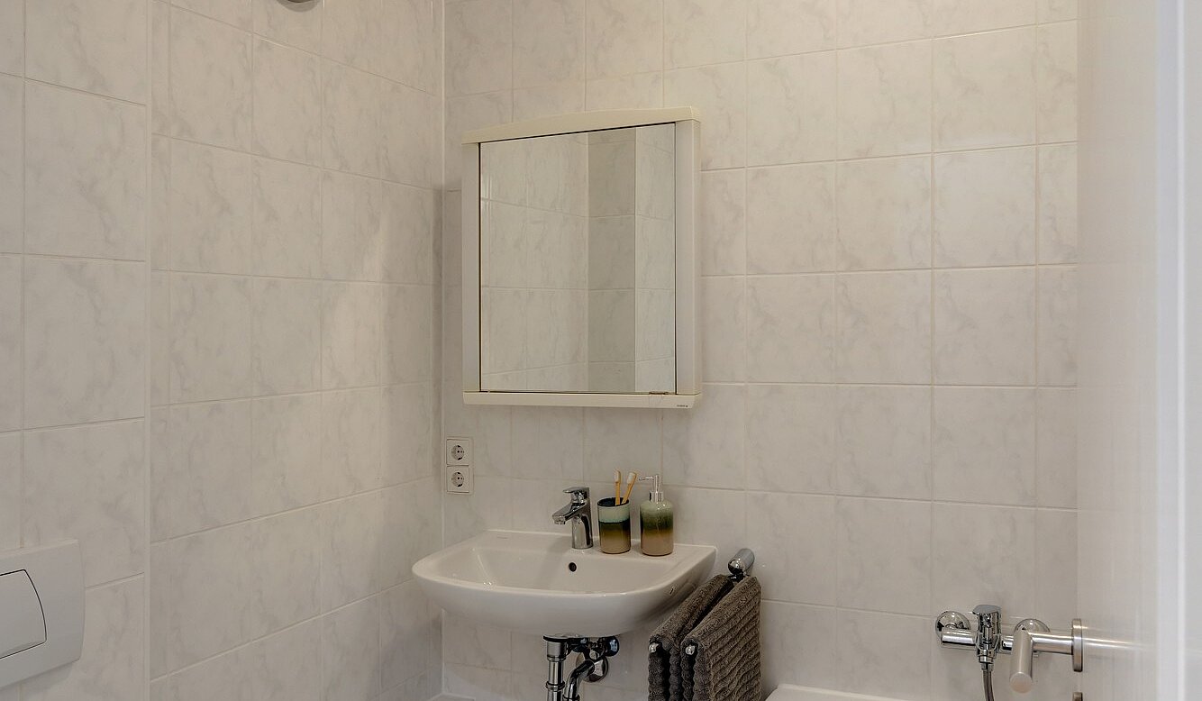 Düz ile 1 Oda | München-Maxvorstadt | 2206ML5 | Edles, weiß gefliestes Bad...