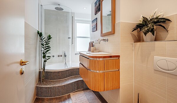 Lapos a  címen 3 Szobák | München-Harlaching | 2108ML3 | Modernes Wohlfühl-Bad mit...