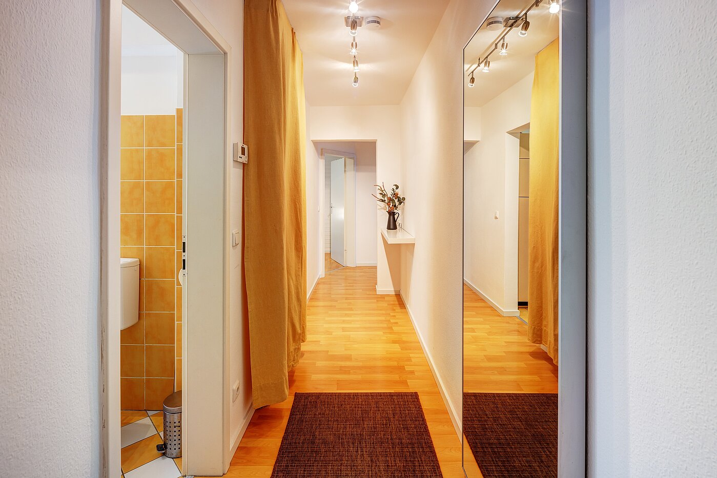 Flad med 2.5 Værelser | München-Isarvorstadt | 70121 | Flur vom Eingang kommend