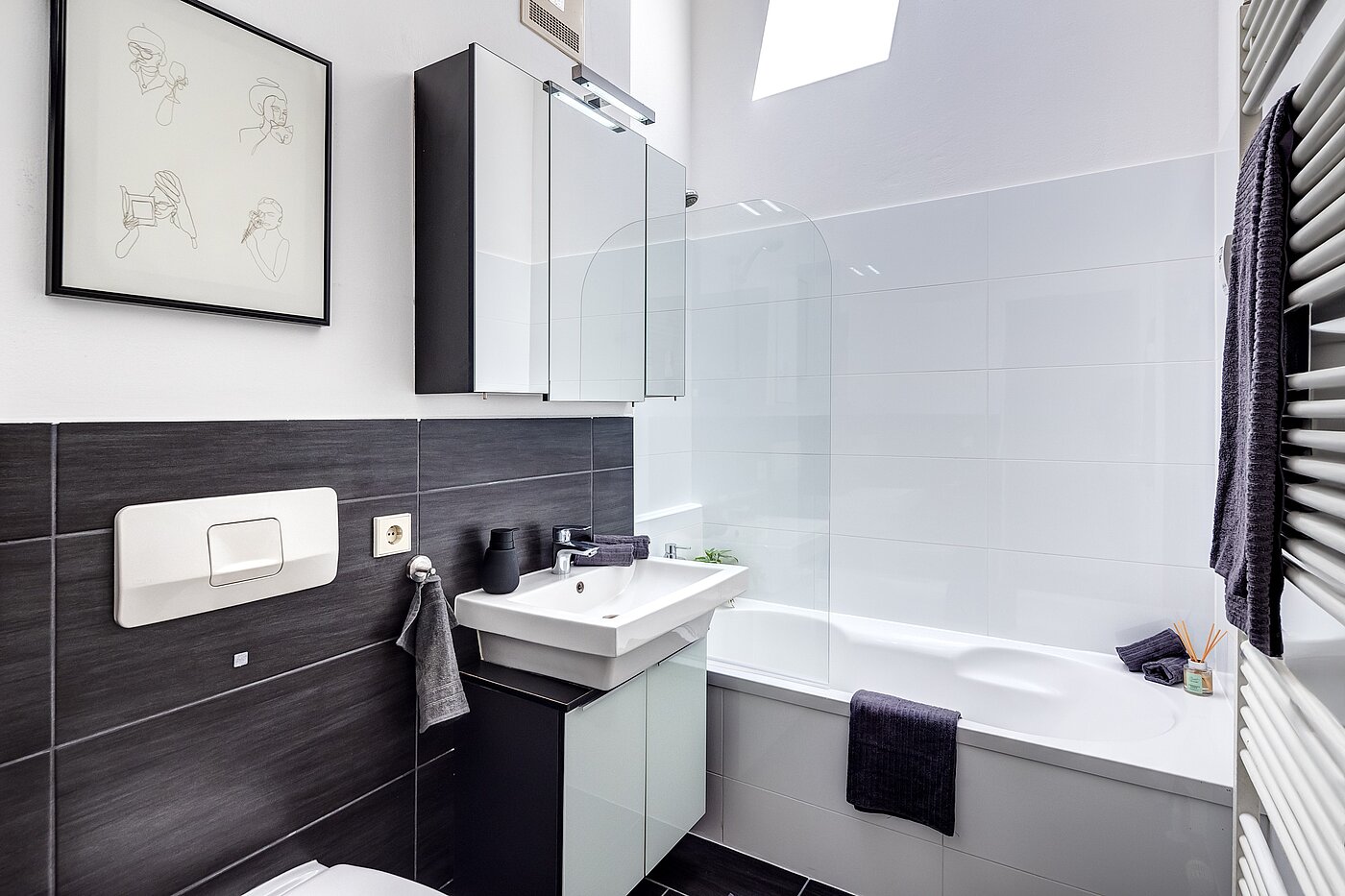 Apartment with 2 room | München-Untermenzing | 70177 | Modernes Badezimmer...