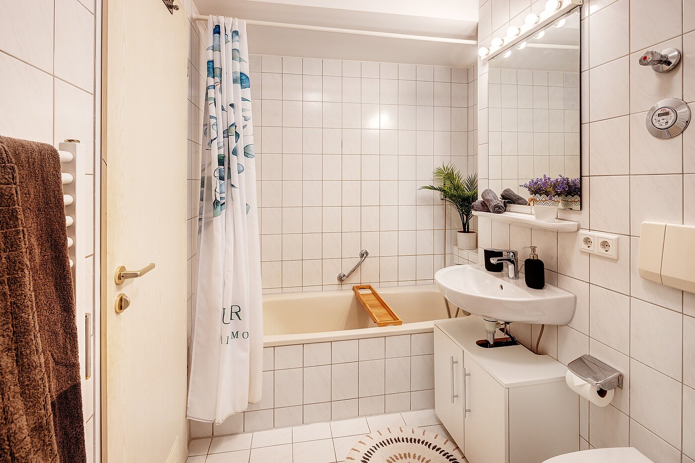 Плосък с 2 Стаи | München-Obersendling | 70039 | Weißgefliestes Wannenbad...