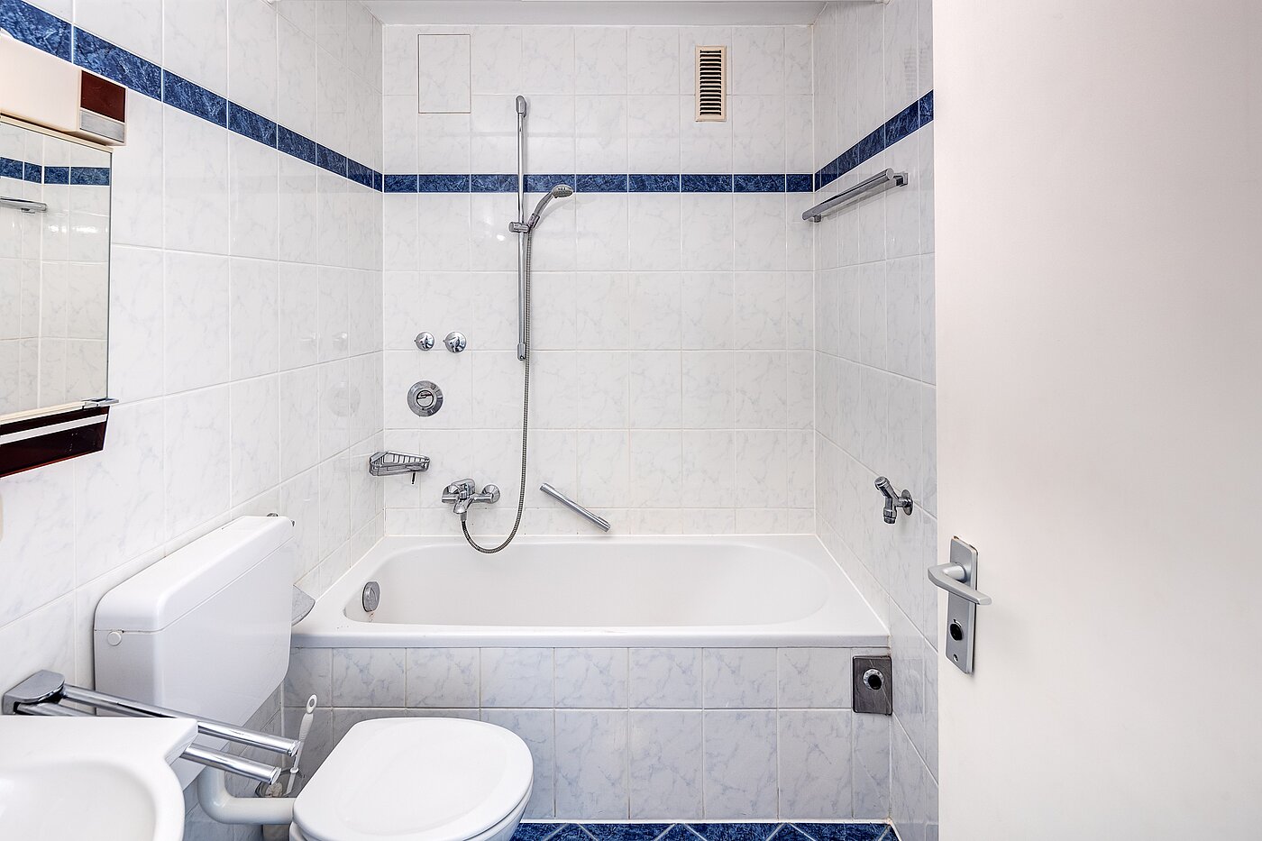 Lapos a  címen 2 Szobák | München-Freimann | 70158 | Bad mit Badewanne...