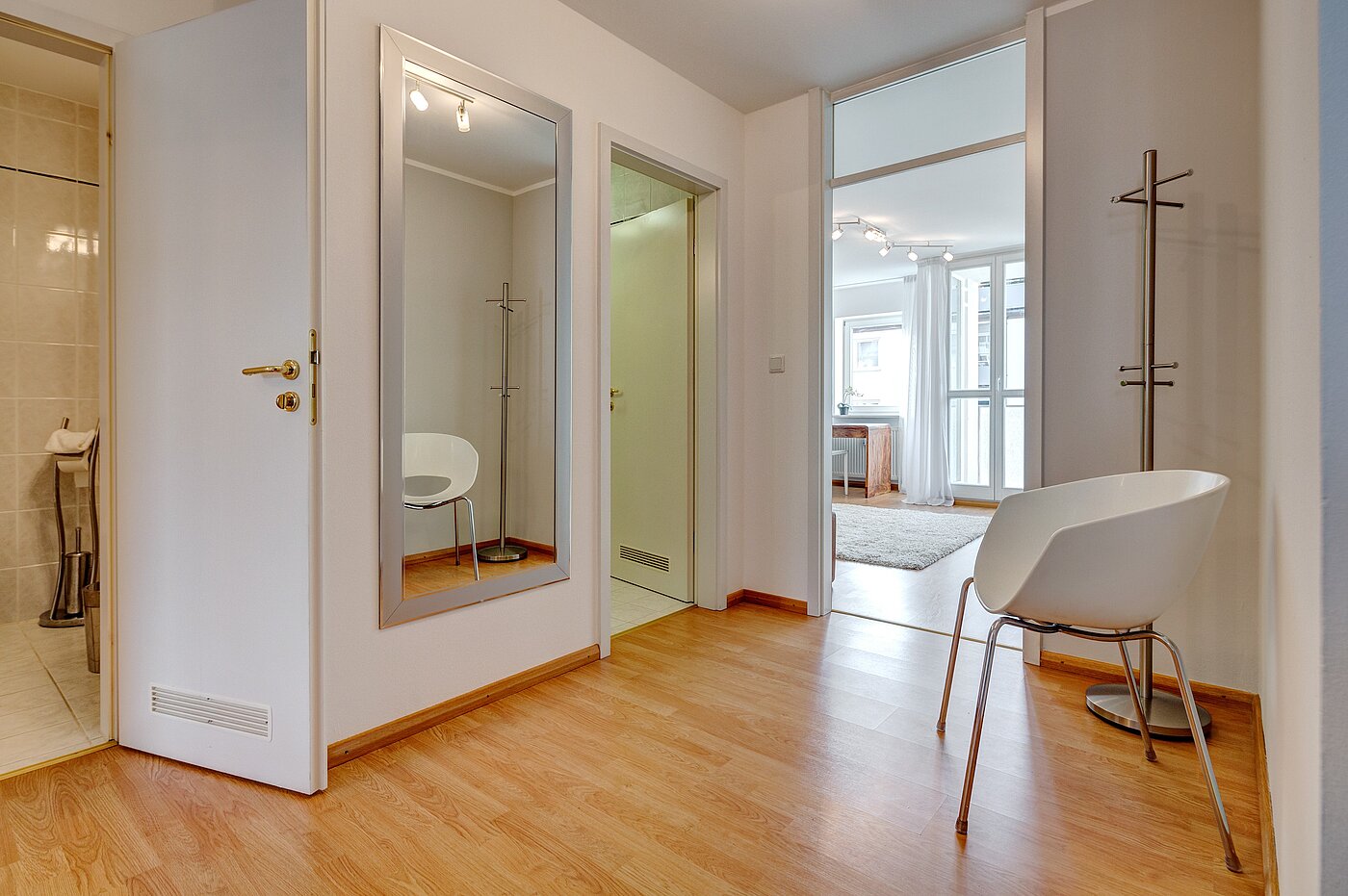 Ravna stran s spletno stranjo . 2 Sobe | München-Schwabing | 70102 | Großzügige Diele...