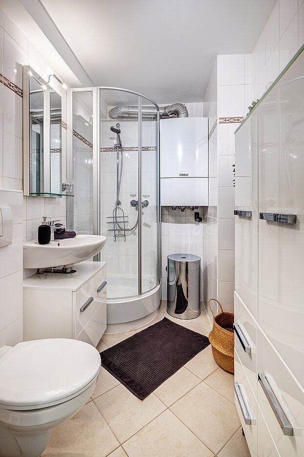 Таванско помещение с 2 Стаи | München-Au | 2209ML3 | Hell gefliestes Bad mit Dusche