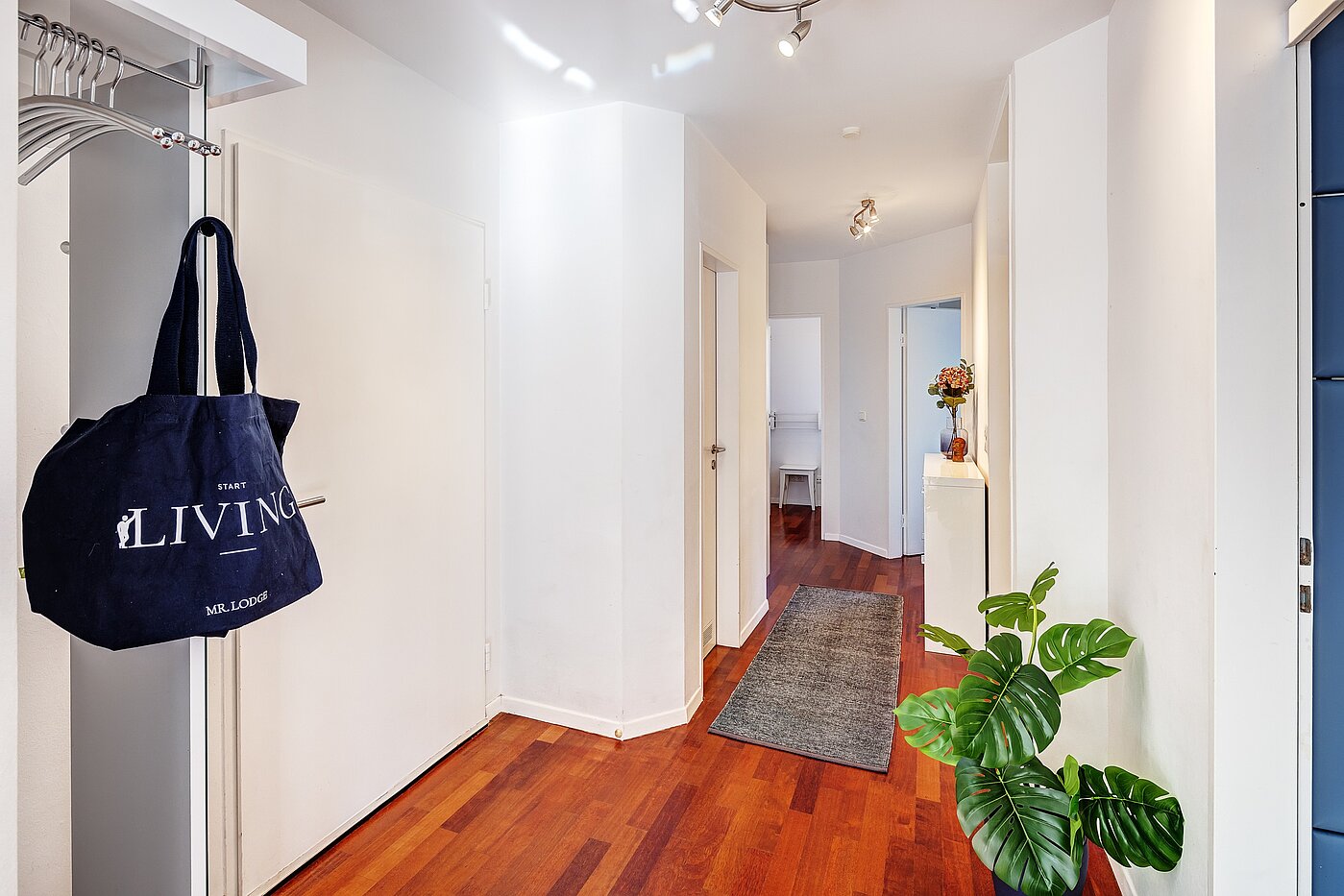 Lapos a  címen 3 Szobák | München-Schwabing | 2202ML12 | Zentraler Flur...