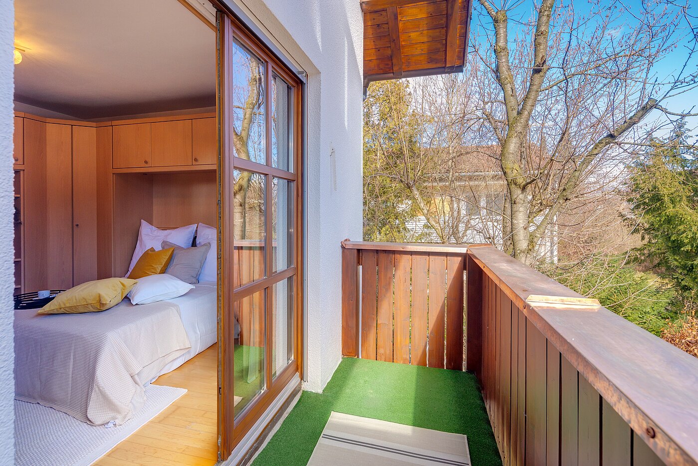 Ravna stran s spletno stranjo . 2 Sobe | München-Trudering | 701781 | Balkon mit Morgensonne