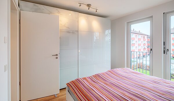 Lapos a  címen 3 Szobák | München-Moosach | 70164 | ...mit großen Fensterfronten