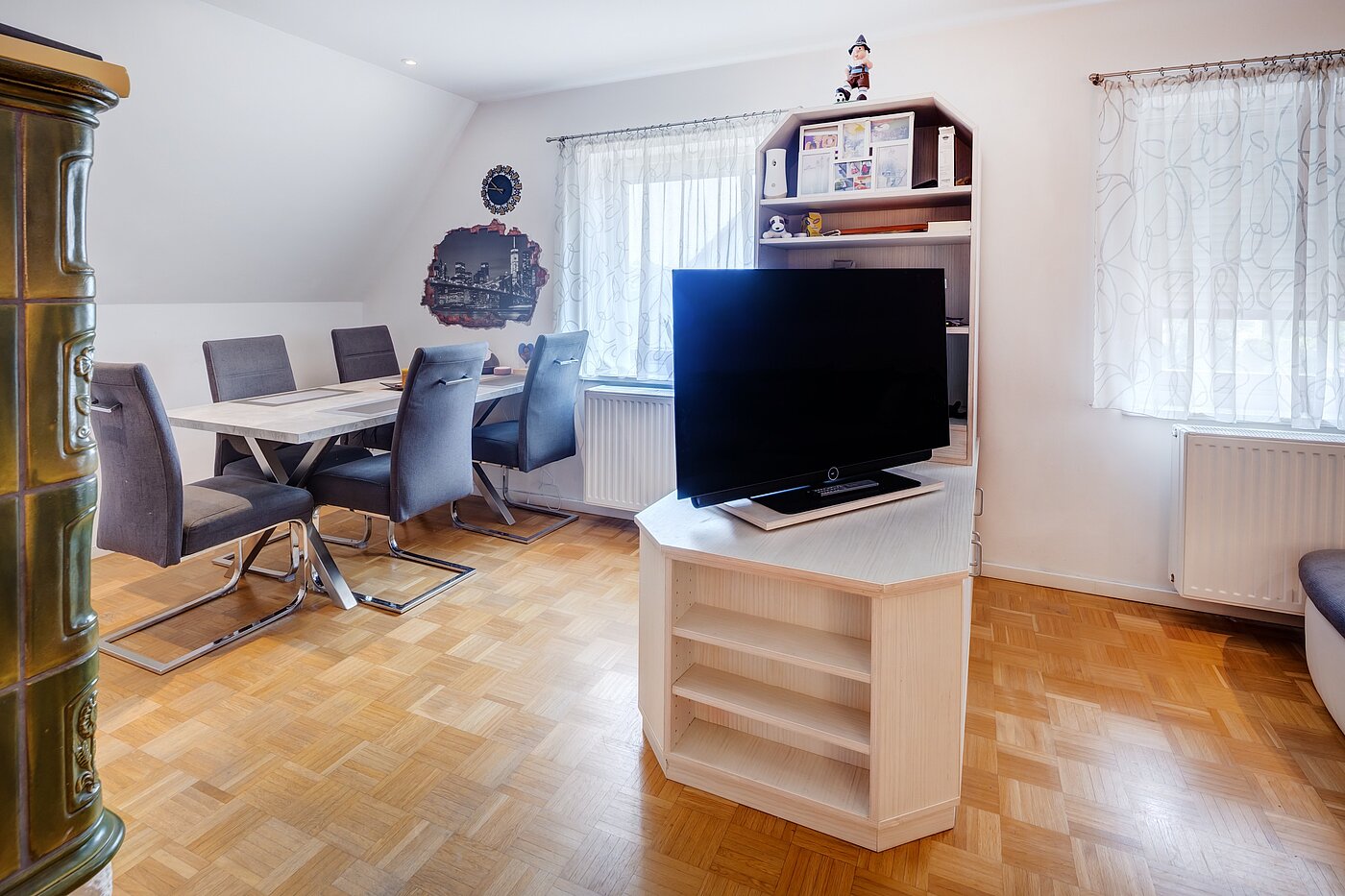 Самостоятелна къща с 8 Стаи | 70229 | ...mit Platz zum Essen...