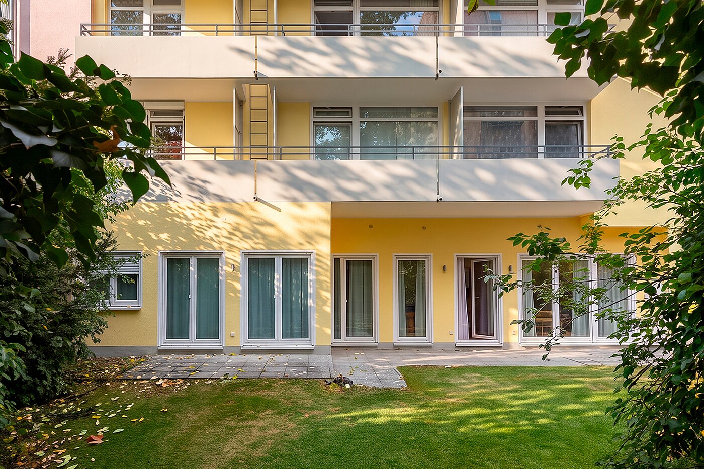 Stanovanje v pritličju s spletno stranjo . 4 Sobe | München-Neuhausen | 70471