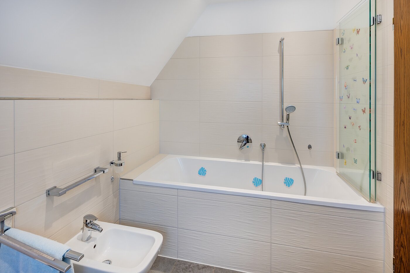 Самостоятелна къща с 8 Стаи | 70229 | ...mit Badewanne...