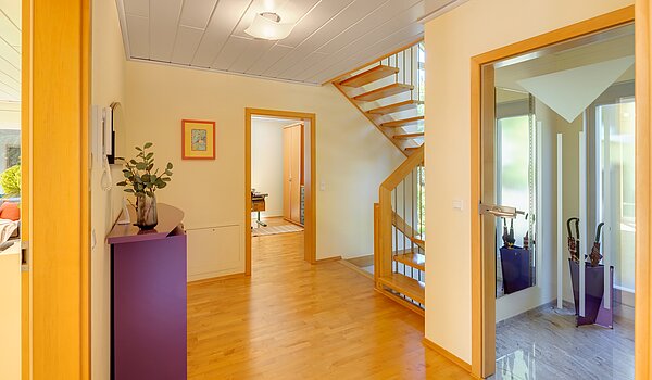 Samostatne stojaci dom s 5 Izby | Icking | 70438 | Foyer mit Treppe