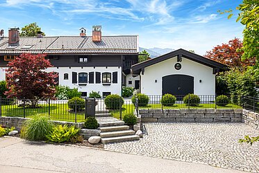 Ayrı dağ evi ile üst düzey yenilenmiş kır evi