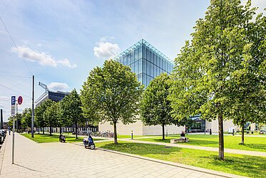 Maxvorstadt: A Pinakotheken mellett, 1,5 szoba, galériás tetőtéri lakás - szabad