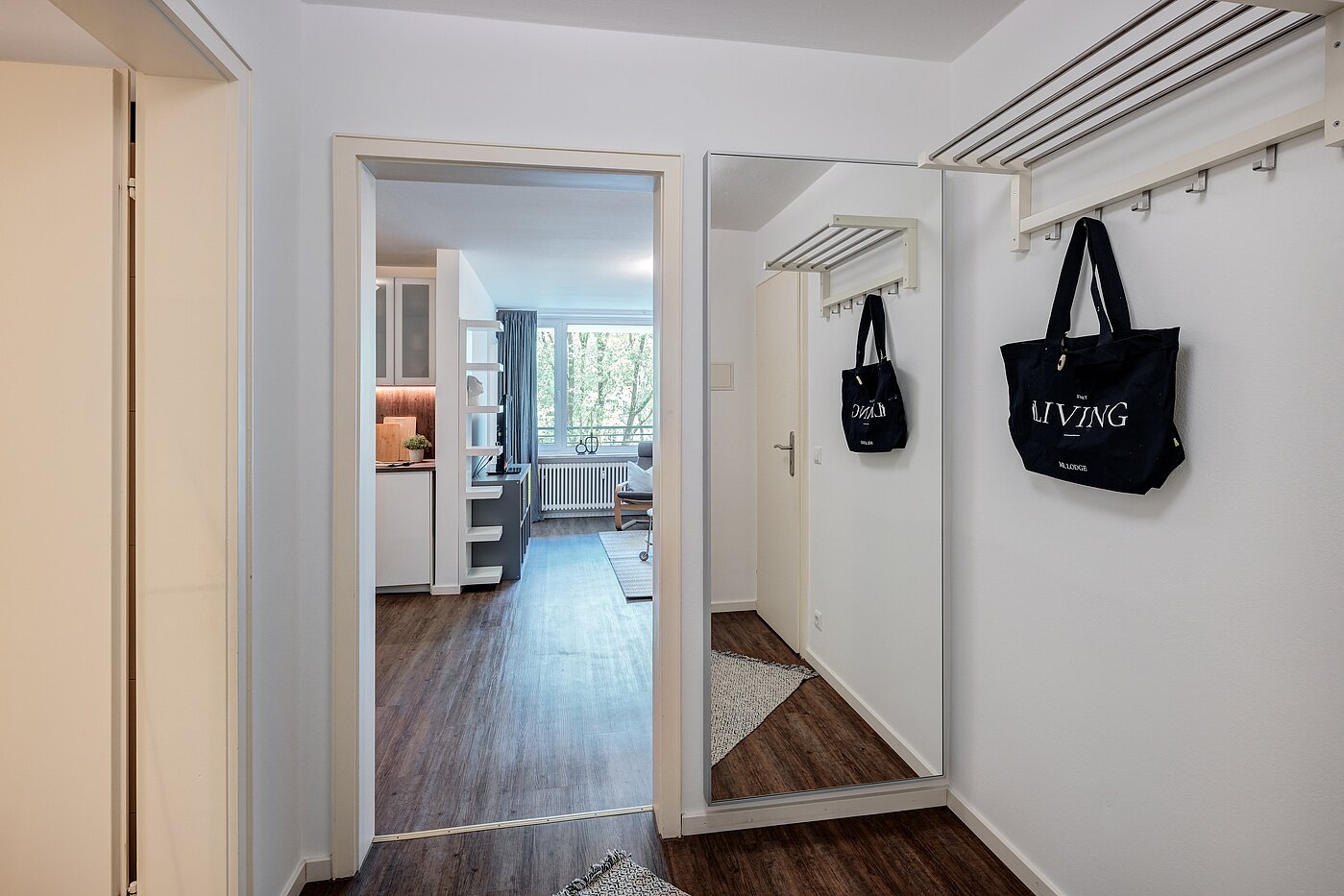 Lapos a  címen 2 Szobák | München-Bogenhausen | 70142 | Diele mit Stauraum