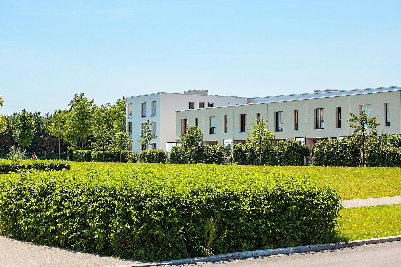 Ravna stran s spletno stranjo . 3 Sobe | München-Riem | 1906ML3 | ...viel Grün,...