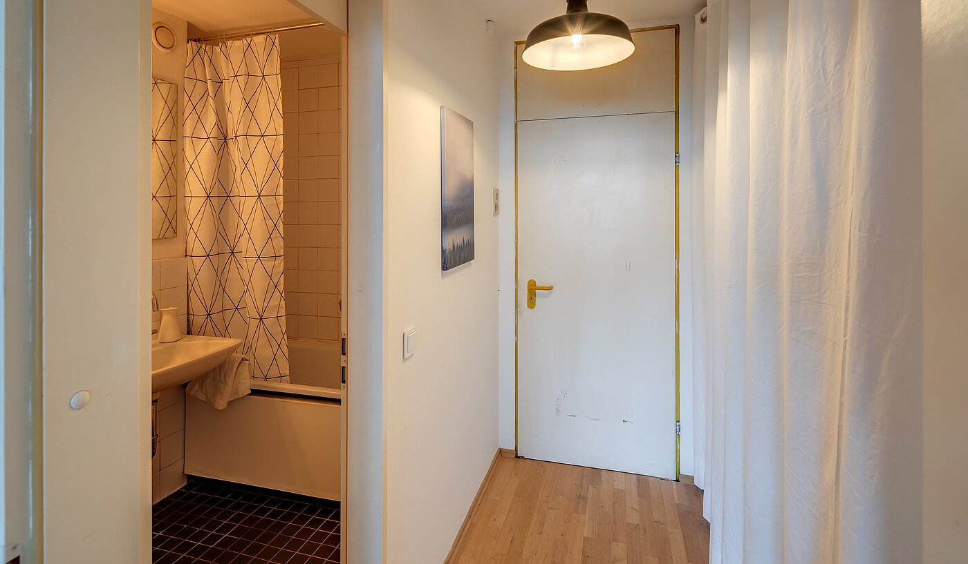 Lapos a  címen 1 Szoba | München-Au | 2211ML1 | Eingangsbereich mit Blick ins Bad