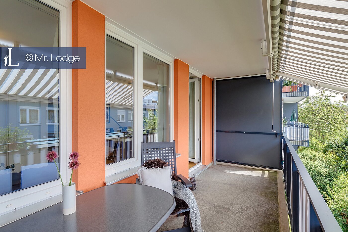 Ravna stran s spletno stranjo . 2 Sobe | München-Trudering | 1907ML1 | ... mit Markise
