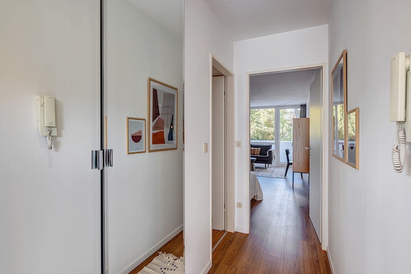 Ravna stran s spletno stranjo . 1 Soba | München-Maxvorstadt | 700022 | Flur Richtung Wohnbereich