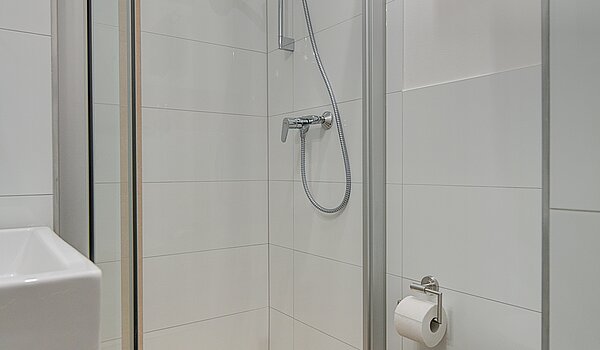 1층 평면 와 함께 4 객실 | München-Neuhausen | 70471 | Weiß gefliestes Badezimmer...