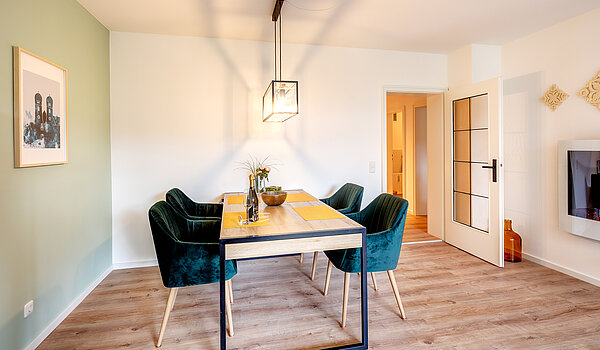 Ravna stran s spletno stranjo . 3 Sobe | Unterhaching | 70421 | ...Essen