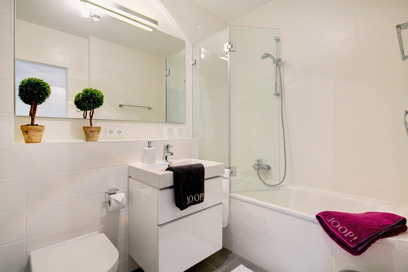 Ploché s 2 Izby | München-Maxvorstadt | 70023 | Bad mit Badewanne...