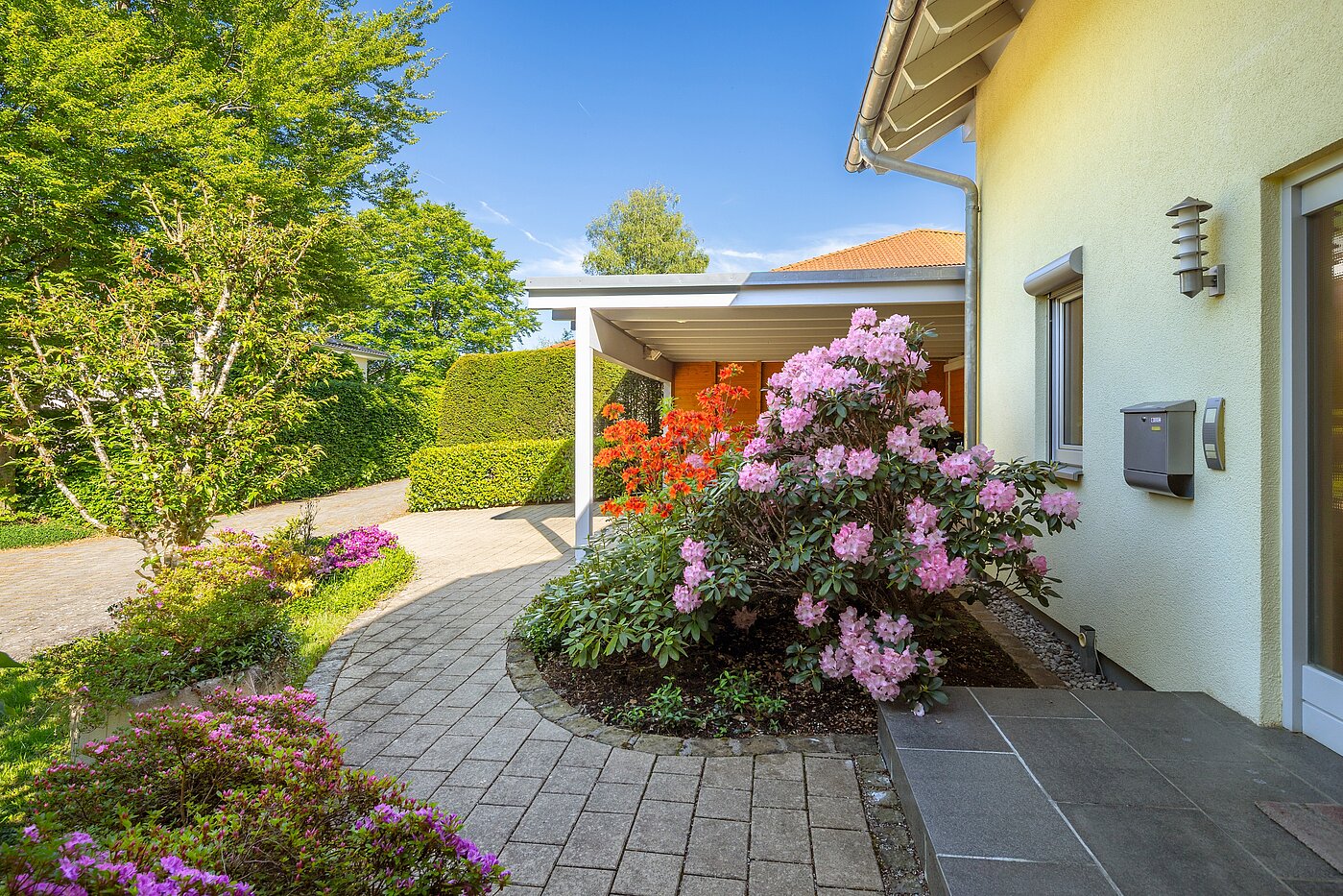 Samostojna hiša s spletno stranjo . 5 Sobe | Icking | 70438 | Blühender Vorgarten