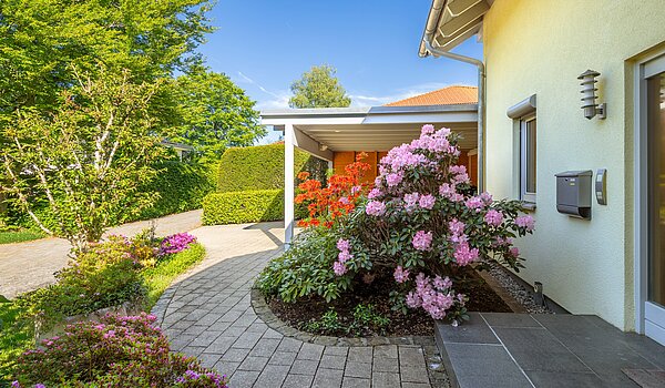 Samostatne stojaci dom s 5 Izby | Icking | 70438 | Blühender Vorgarten